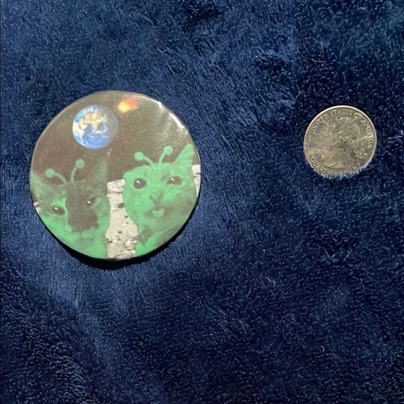 Cat Alien Button Pin - Picture 1 of 2